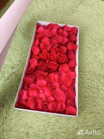 Лепестки мыльных роз