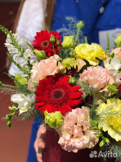 Коробка с герберами и эустомой