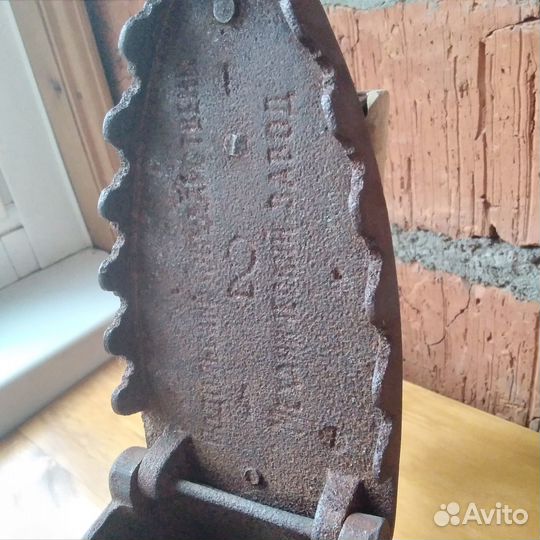 Чугунный угольный утюг