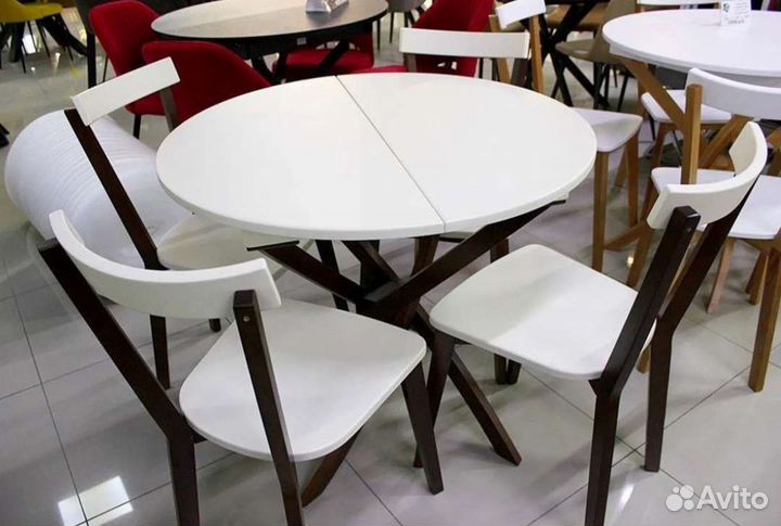 Кухонный стол и стулья из массива