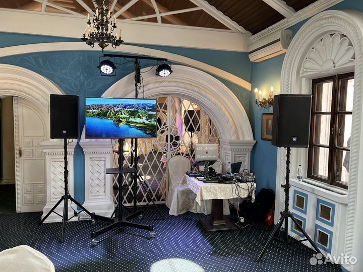 Диджей со своим звуком и светом