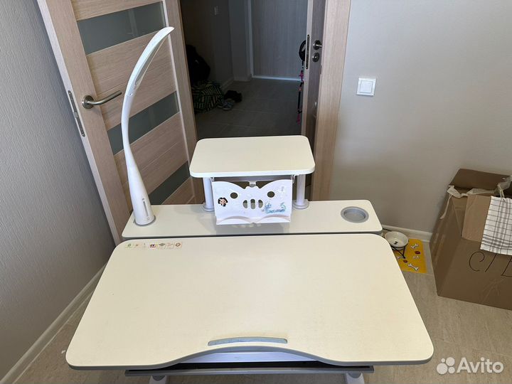 Школьная парта и стул