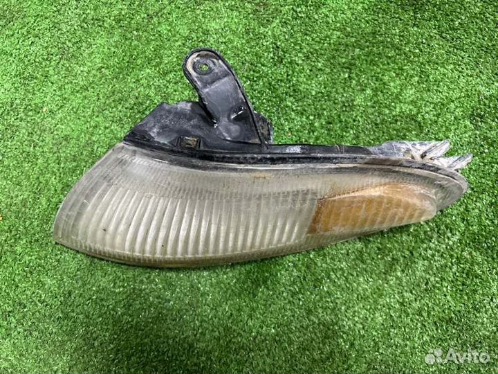 Поворотник передний левый Toyota Sprinter Marino