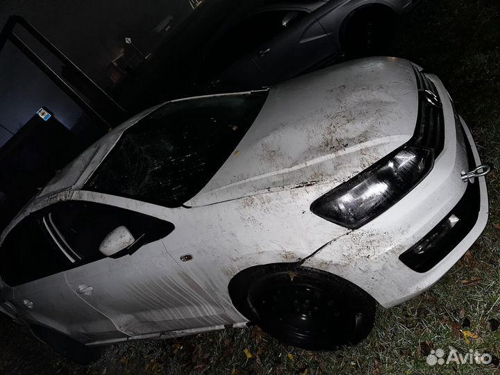 Volkswagen Polo 1.6 МТ, 2016, битый, 390 000 км