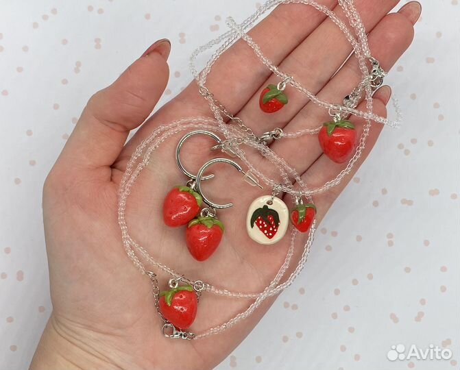 Украшения с клубничками на весну