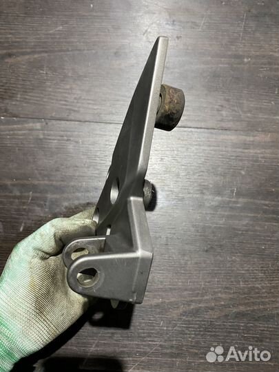 Кронштейн левой подножки для z1000sx 11-13