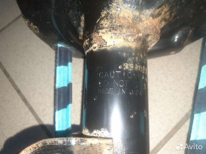 Стойка амортизатора левая на рав-4