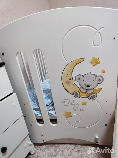 Детская кроватка с маятником