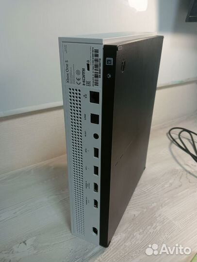 Xbox One s 1 tb памяти 2 геймпада