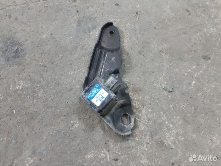 Датчик удара передний правый Toyota Prius NHW20