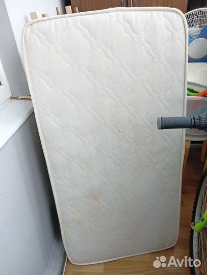 Детская кроватка с маятником