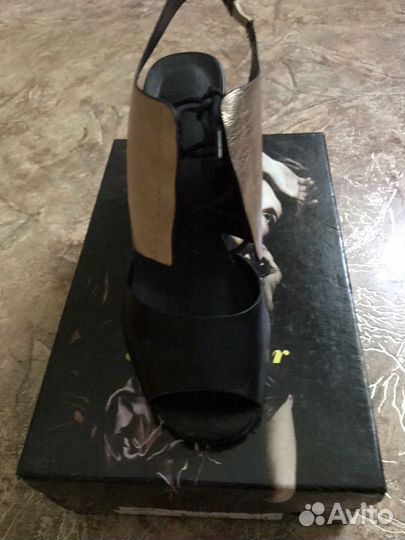 Босоножки кожаные