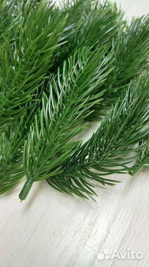Искусственные еловые веточки