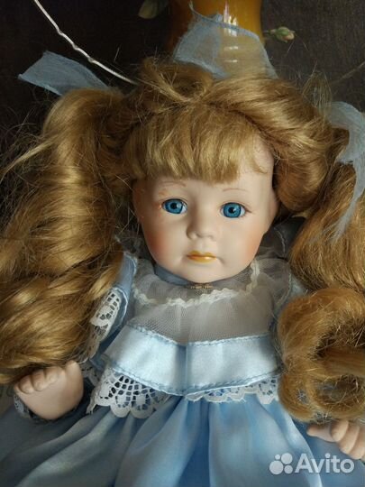 Кукла фарфоровая