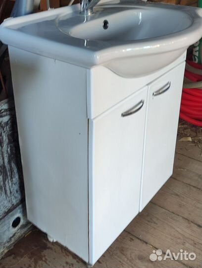 Тумба, раковина и зеркало ванную