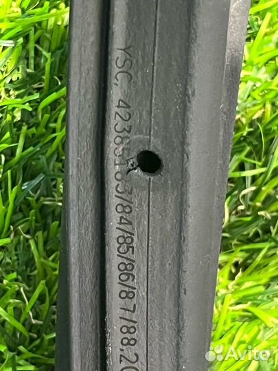 Уплотнитель двери передней правой Chevrolet Trax