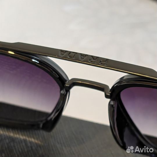 Солнцезащитные очки prada