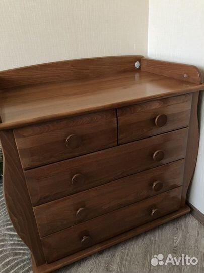 Детская кроватка и пеленальный стол-комод