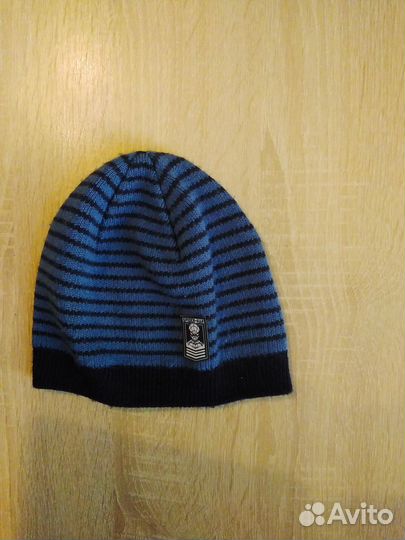 Продам зимний новый шлем и демиссезонные шапки 50