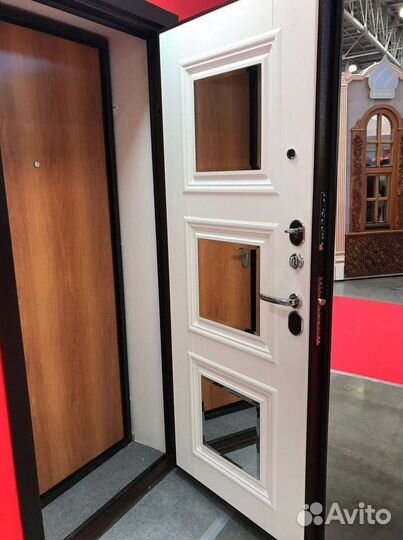 Дверь входная уличная