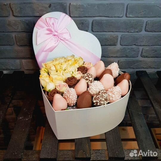 Ящик с клубникой в шоколаде