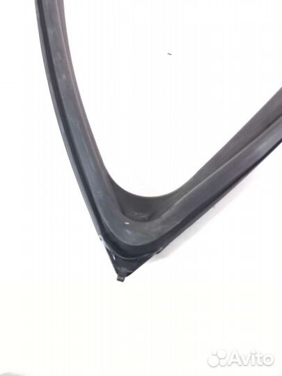 Уплотнитель стекла двери передней правый Renault L