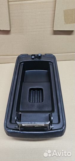 Подлокотник бу оригинал на Jeep WK2 Grand Cherokee