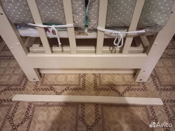 Детская кроватка с маятником и ящиком