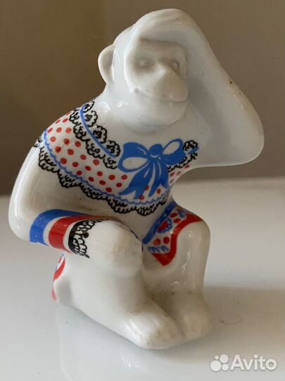 Фарфоровая статуэтка 