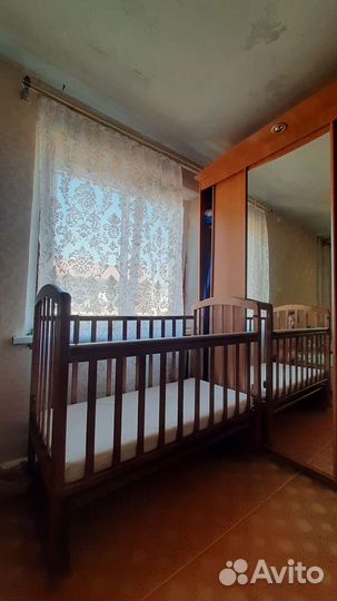 Детская кроватка с маятником