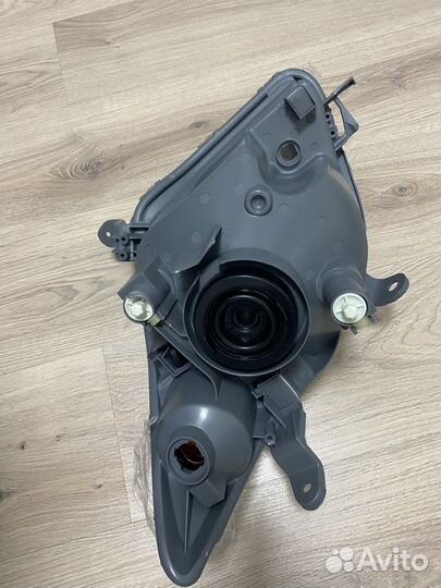 Фара Toyota ist, правая