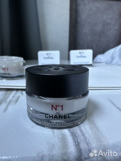 Крем Chanel для области вокруг с красной камелией