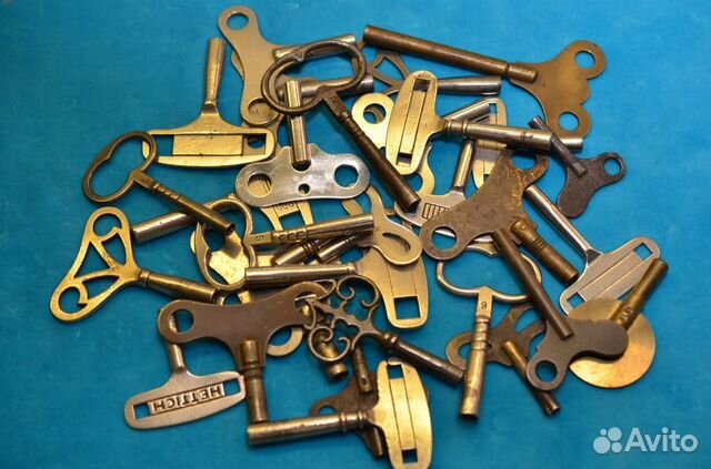 Старинные ключи для часов 30 штук разные