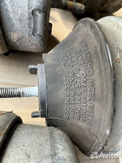 Подушка двигателя Volkswagen Passat B5