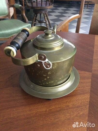 Антикварный чайник на подставке 1900-е годы