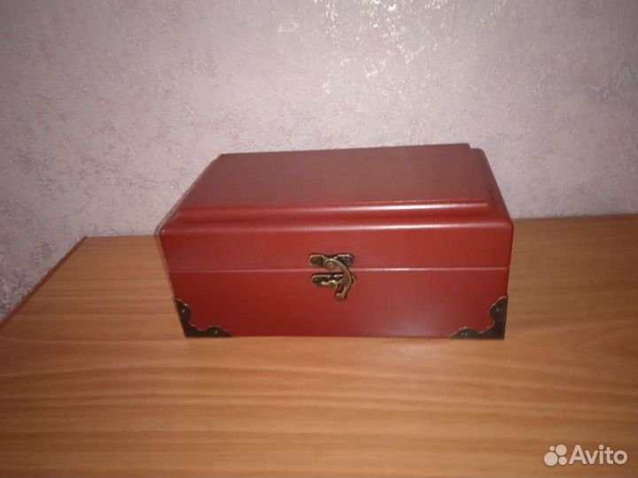 Деревянная шкатулка