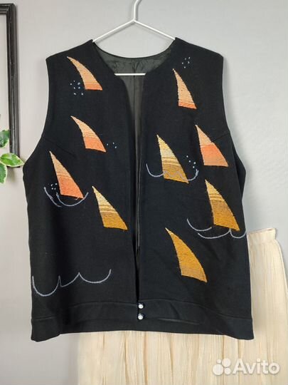 Шерстяной жилет с вышивкой. Винтаж р.48