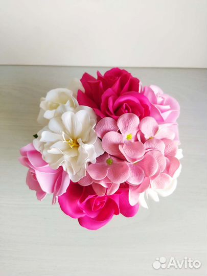 Букет в шляпной коробке из мыльных цветов