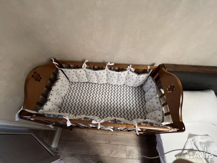 Детская кроватка с поперечным маятником