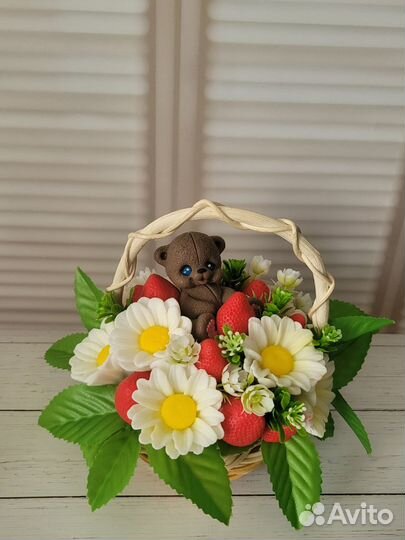 Букет из мыла,ромашки и клубника