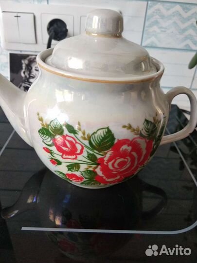 Заварочный чайник и сахарница