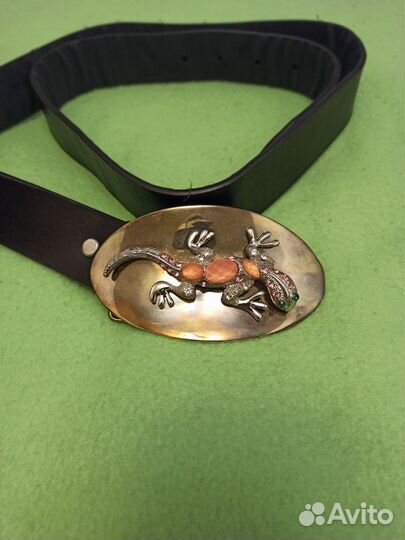 Ремень с ящерицей на пряжке