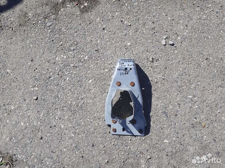 Кронштейн усилителя левая Land Rover Discovery