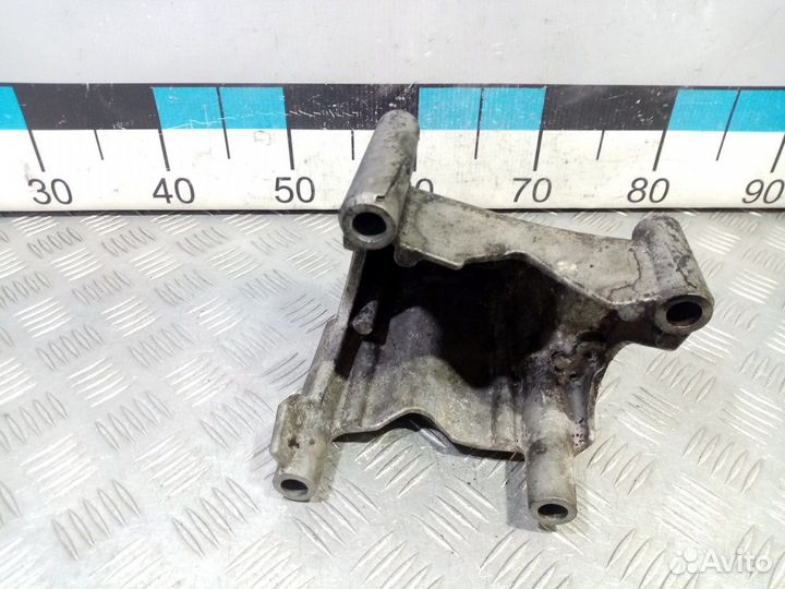 Б/У Кронштейн двигателя правый#001