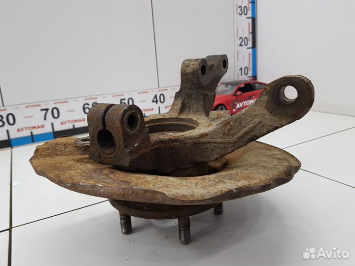 Кулак поворотный передний правый