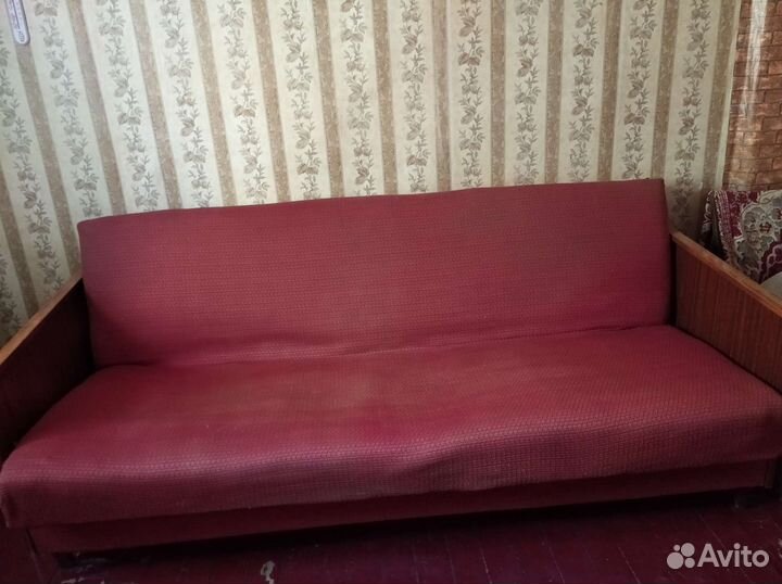 Трюмо,диван