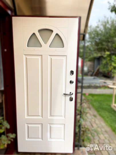 Входная уличная дверь Барселона