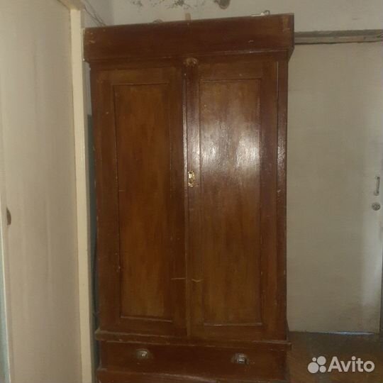 Старинный шкаф