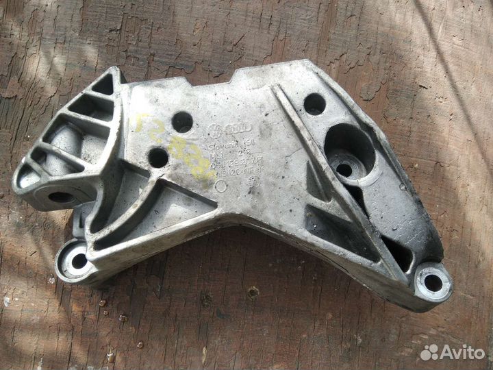 VW Tiguan кронштейн двигателя правый