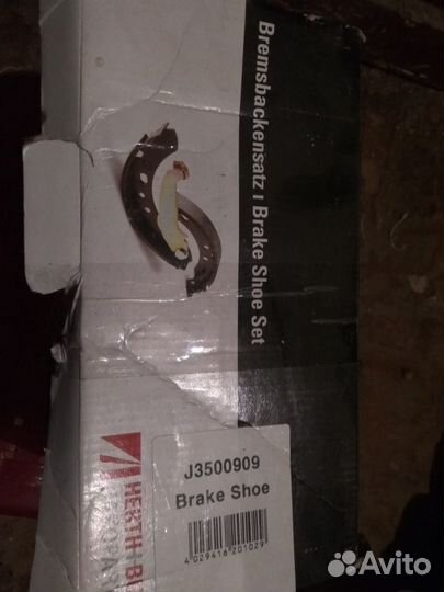 Тормозные колодки J3500909